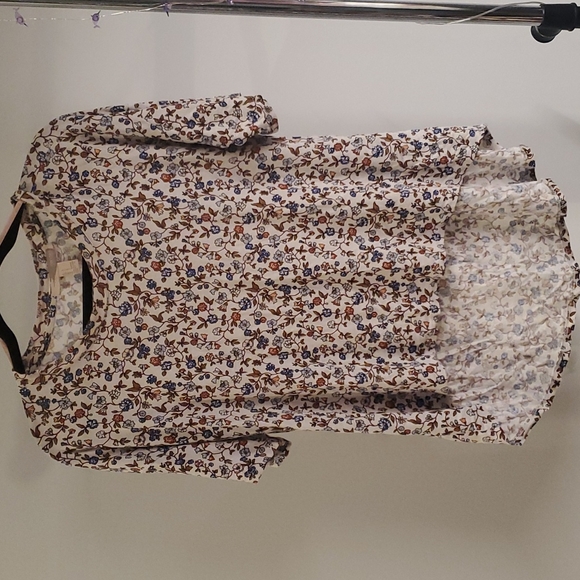 Forever 21 Contemporary Floral High Low Stretchy Shirt Size Small - Picture 1 of 5